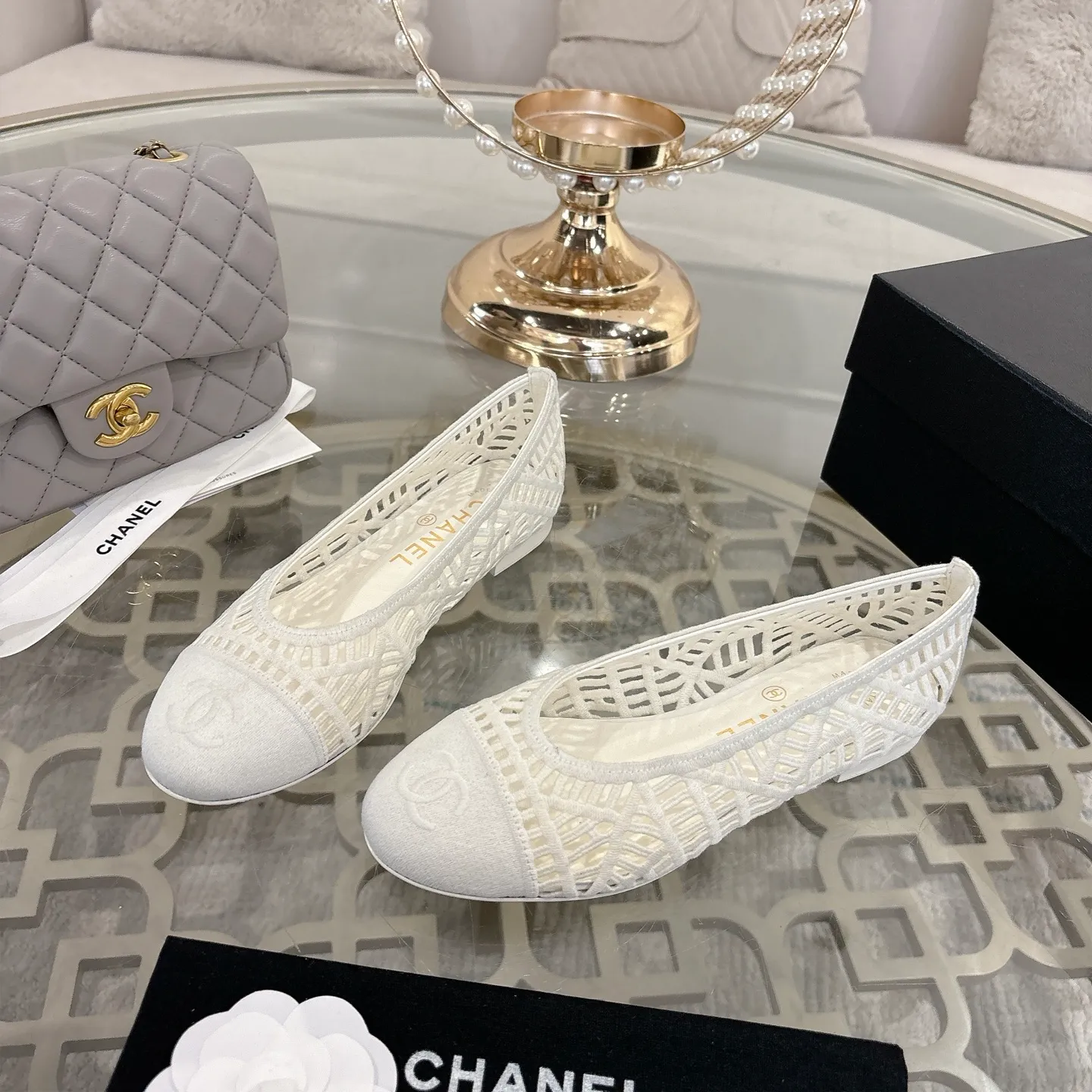 👟👟Ex-factory price 520👟👟 Chanel 25SS finally comes out with woven ballet shoes‼ ️ Shoes worthy of their own article, I have to say that they are finally waiting for you! So elegant and chill. Wear it in the summer to enjoy the breeze and walk on the street. Round square toe design. Cute and cute~ The appearance is super online. When you wear it, you will feel like a wealthy daughter. I thought it was good-looking. Only when I put it on my feet do I know how easy it is to wear~ Upper: Exclusive custom-made mesh (comfortable and breathable) Foot pad: Sheepskin Outsole: Genuine leather sole imported from Italy Size: 35-39 (customized at 40.41.42)